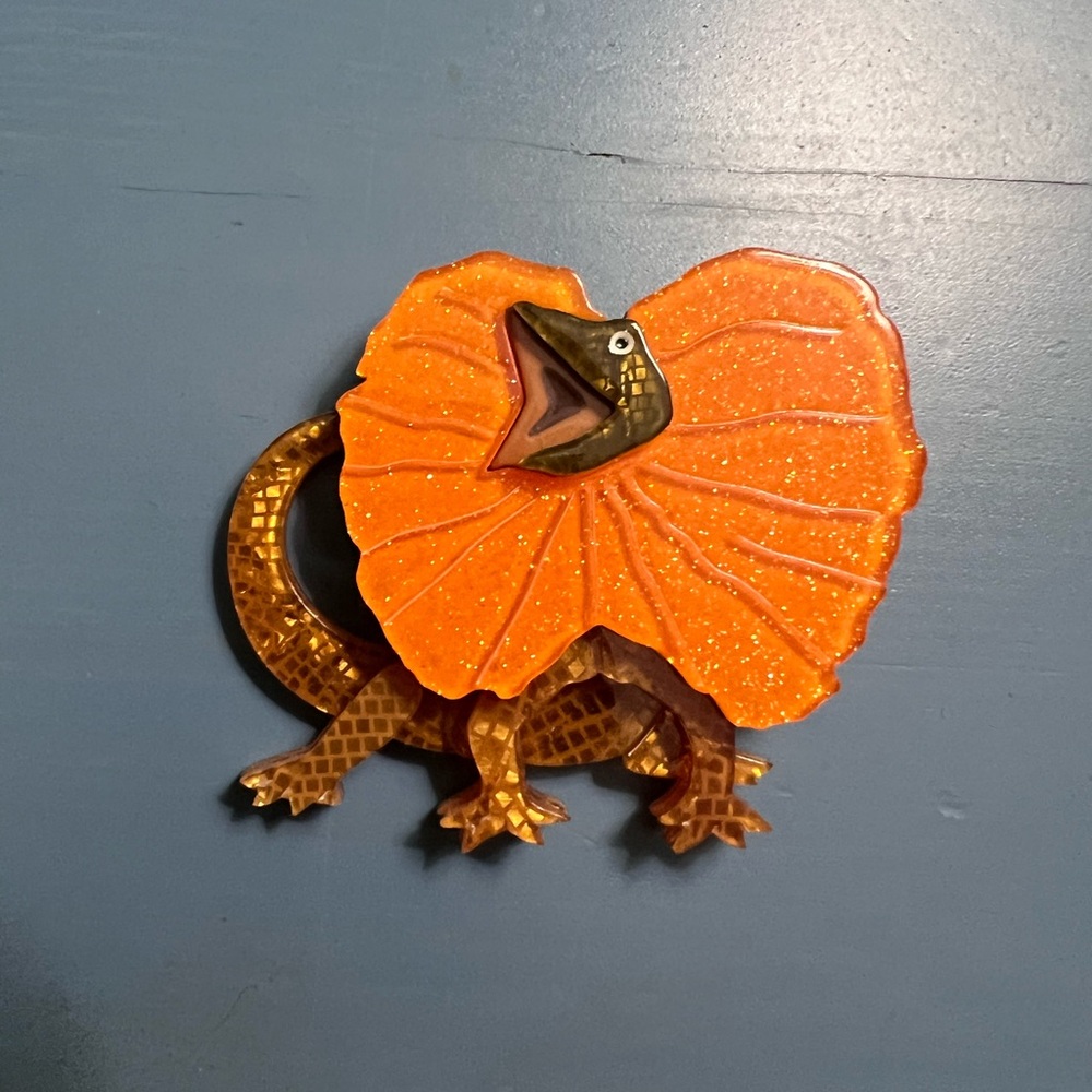 Erstwilder brooch